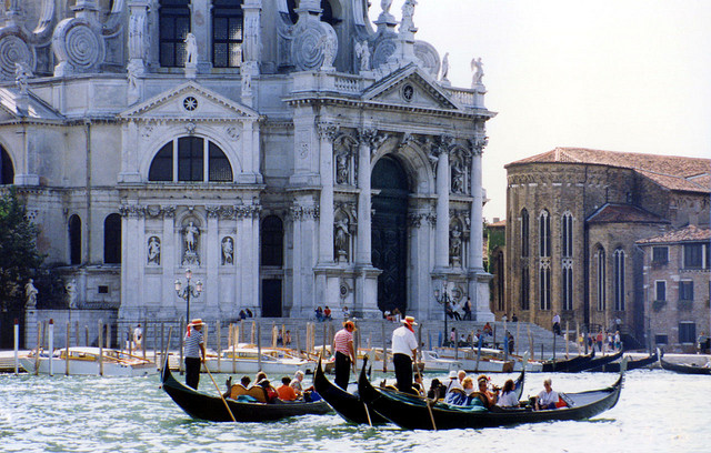 Graybit www.graybit.com - World travel blog family holiday vacation website - For the Love of Gondolas Visitors to Venice